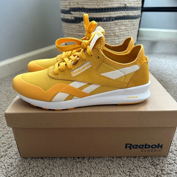 New in box- Reebok classic sneaker size 9 - Picture 5 of 6